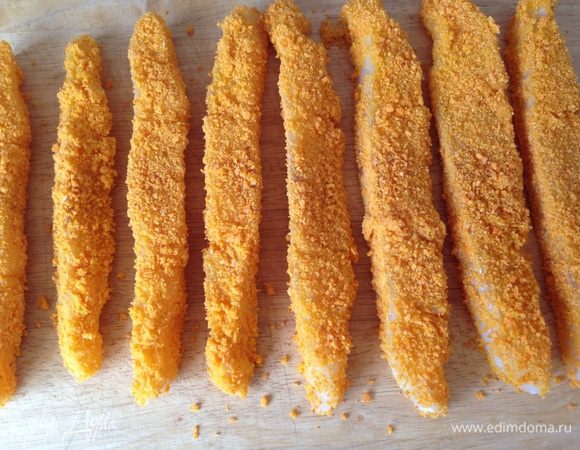 2 яйца сварить вкрутую. Третье яйцо вылить в чашку и слегка взбить вилкой. Обмакнуть рыбу в яйцо и обвалять в сухарях. Оставить на 30 минут. В таком виде рыбу можно хранить в морозильной камере несколько месяцев.