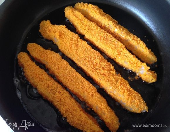 
Обжарить нужное количество рыбных палочек в небольшом количестве растительного масла до румяной корочки. Выложить на бумажное полотенце, чтобы избавиться от излишков масла.