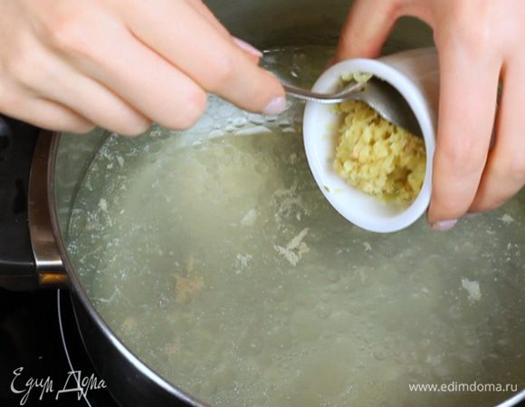 Добавьте в куриный бульон тёртый имбирь, розовый перец, базилик и розмарин. Доведите до кипения. Затем накройте крышкой и на медленном огне томите 30 минут, после чего бульон необходимо процедить. 