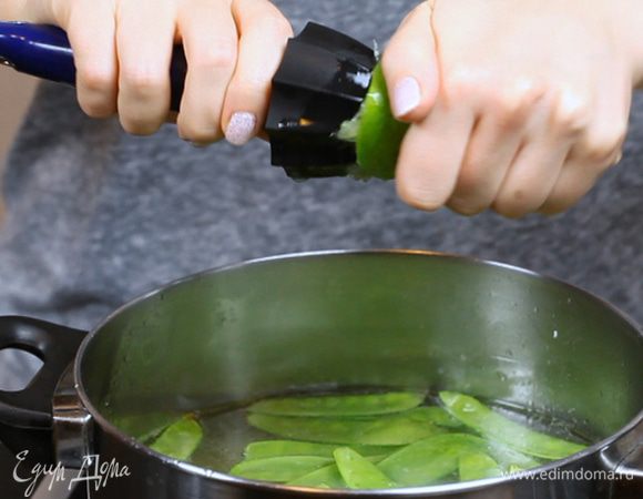 Затем добавьте сок лайма, посолите и поперчите по вкусу. Ваш зелёный суп готов — подавайте его с дольками лайма и листьями мяты. Приятного аппетита!