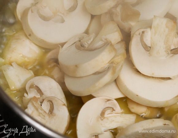 Сначала растопить сливочное масло в сотейнике, добавить нарезанные грибы и лук. Обжаривать в течение 3-4 минут, посолить и поперчить.