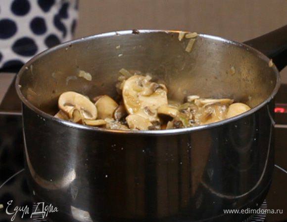 Добавить чеснок и розмарин и тушить ещё 2 минуты.