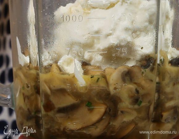 Охладить массу, а затем взбить её в блендере с рикоттой до однородности. 