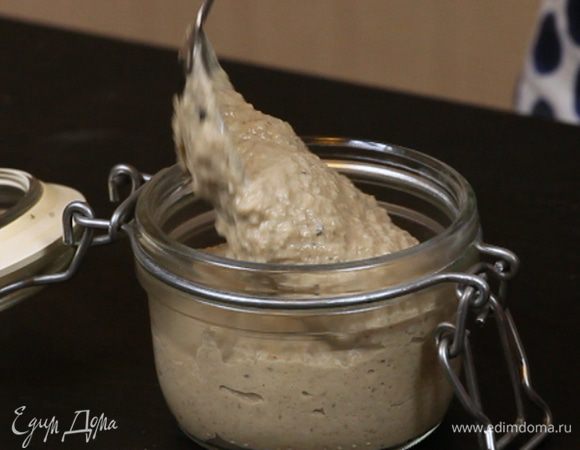 Перед подачей паштет необходимо охладить в течение 30 минут. Хранить грибной паштет можно в холодильнике в течение 1 недели.