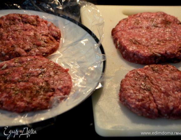 Сформировать в котлеты. Использую мини форму круглую для вырезания выпечки, а потом слегка приплющиваю, сняв форму.