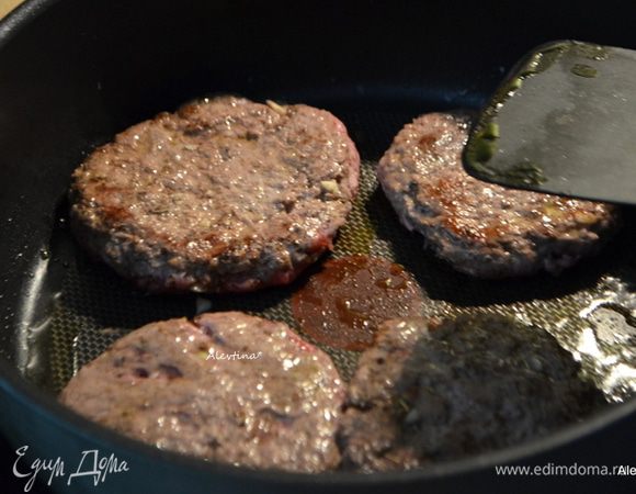 Обжариваем на растительном масле с 2х сторон примерно 6-7 мин, средний огонь.