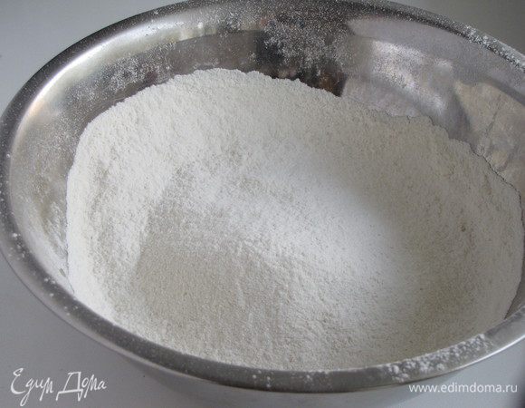 Просеять в миску муку с дрожжами и солью.