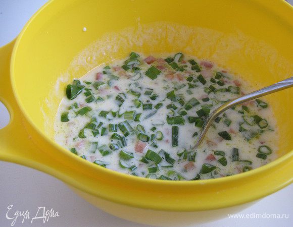 Добавить ветчину и зеленый лук.