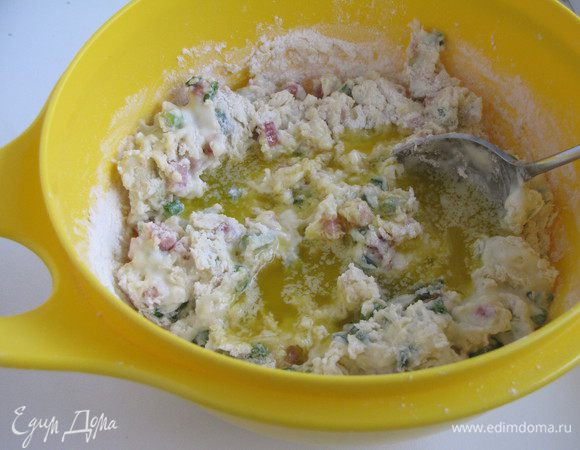 В несколько приемов всыпать муку, хорошо размешивая. Влить растопленное сливочное масло и замесить тесто.