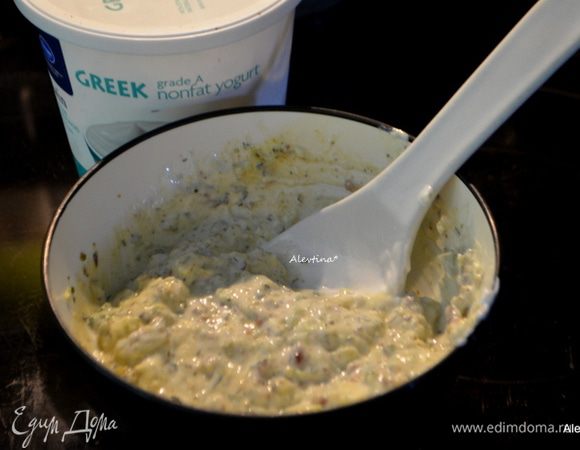 Приготовим соус тцадзики. Фисташки подсушить на сковороде 5 мин. Положить в кухонный процессор с ножами, прокрутить, чтобы крошка была крупной. Переложить на тарелку. Огурец небольшой очистить, добавить в кухонный процессор, мяту, петрушку, укроп. Затем фету, греческий йогурт, лимонный сок, чеснок и тмин молотый. Посолить и поперчить. Добавить фисташки молотые, перемешать.