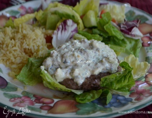 Подаем котлеты с салатными листьями и греческим соусом тцадзики. Приятного аппетита.