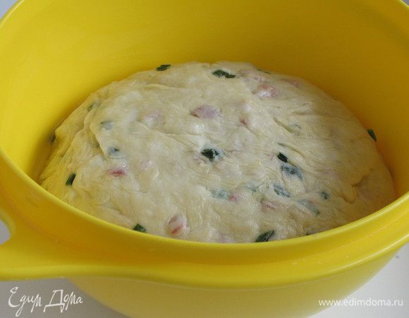 Скатать тесто в шар, смазать оливковым маслом. Накрыть миску пищевой пленкой и оставить тесто в теплом месте на 1 час. Обмять тесто и оставить для еще одного подхода, 45 минут.