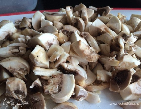 Шампиньоны очистите и мелко нарежьте.