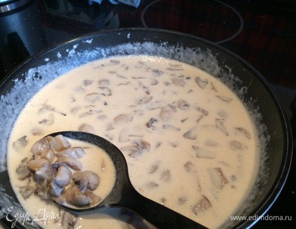 Добавьте сливки и прогрейте (не кипятить!!!), половину грибов выложите, в оставшуюся половину добавьте молоко, накройте крышкой и тушите на медленном огне около 10 минут.