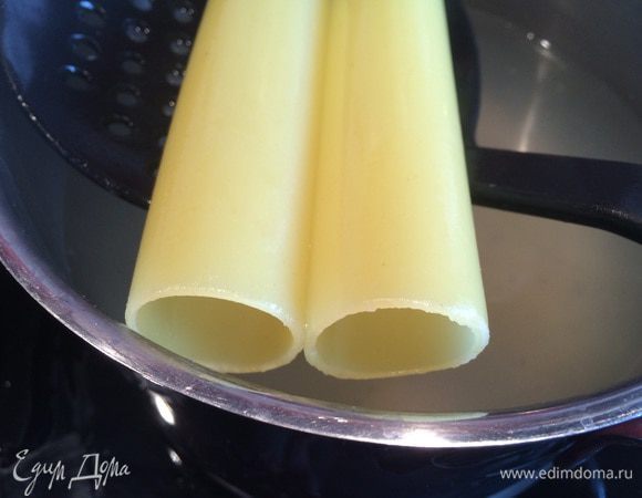 Каннеллони сварите до полуготовности.