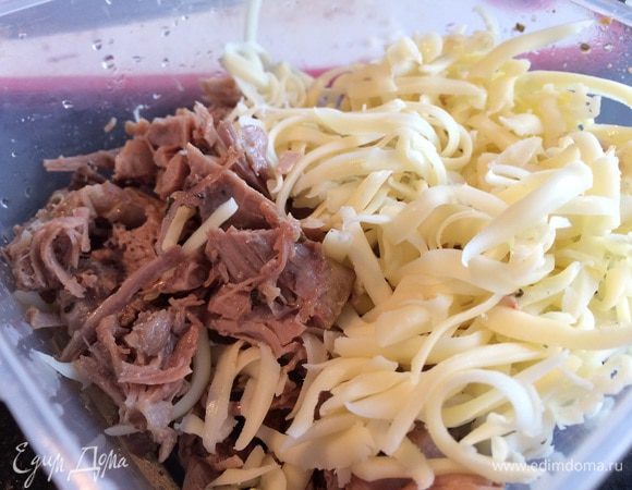 Индейку нарежьте, сыр натрите на крупной терке.