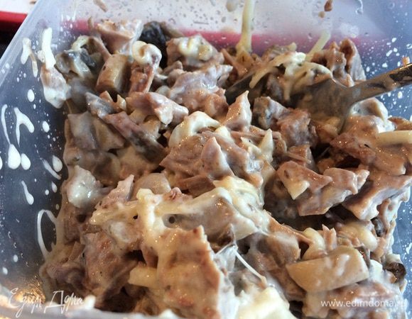 Смешайте выложенные грибы с индейкой и половиной сыра...