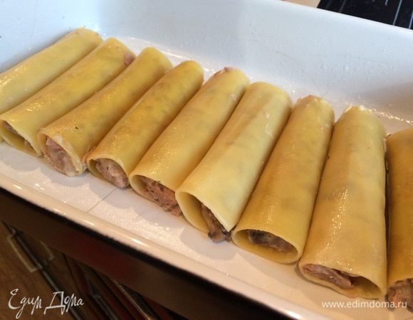 и наполните каннеллони. Выложите в форму для запекания.