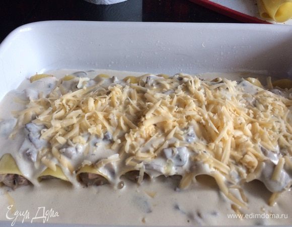 Сверху залейте грибным соусом, и посыпьте оставшимся сыром.