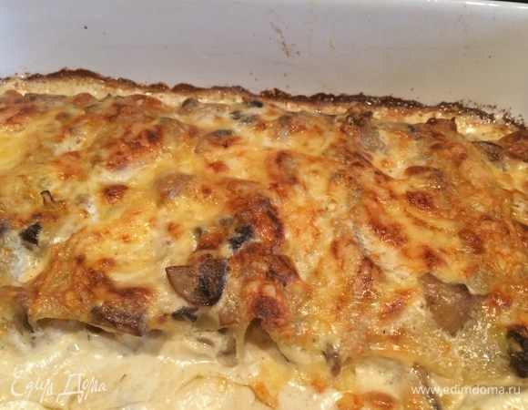 Запекайте в духовке около 40 минут при 180 градусах, до золотистой корочки.