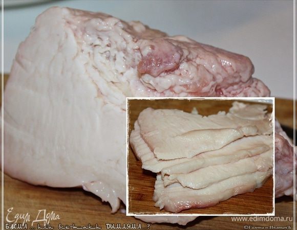 Это бараний жир. Курдюк – не курдюк, вопрос сложный. Барашек (совсем, кстати, молоденький) вырос в Калужской области.
Сразу замечу, что по некоторым источникам можно и растительное масло использовать. Но как мне кажется – количество его, масла, должно быть довольно значительным. А это, лично по-моему мнению, не есть хорошо. Поэтому… всё-таки был взят жир. Его совсем немного надо. Граммов сто, наверное, не больше. Я не взвешивал. Вот такими, как на картинке, не сильно толстыми ломтиками нарезаем.
