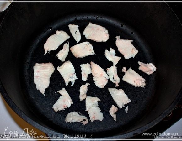 И выкладываем ими дно казана. 
В этот раз казан я использую «для домашней плиты». Чугунный, с плоским дном.
