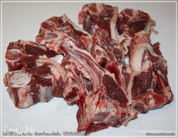 Мясо. Лучше всего брать то, что на косточках. Я взял корейку, хотя, замечу, что тут шейка была бы тоже хороша. Но… что было, то и использовал.
Килограмма полтора…, хотя как показало дальнейшее – маловато оказалось. 
