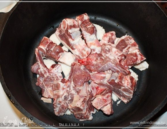 Мясо выкладывается на дно казана, поверх пластинок жира. Старайтесь укладывать его слоями жира вниз. 