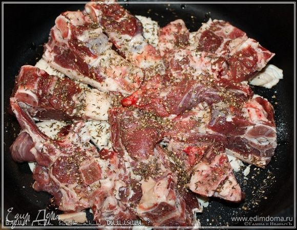 Мясо солим и присыпаем зирой и толченым кориандром. 