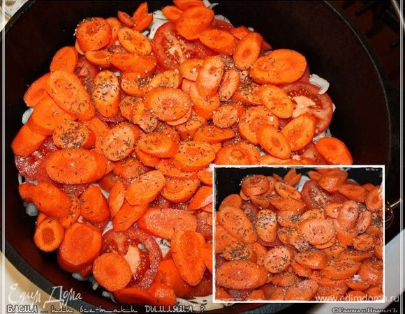 Сверху морковка и опять присаливаем, зирой и кориандром сдабриваем.