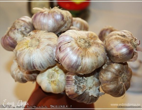 Чеснок. Головки три хватит вполне. Шелуху лишнюю стряхните и корешки зачистите хорошо.