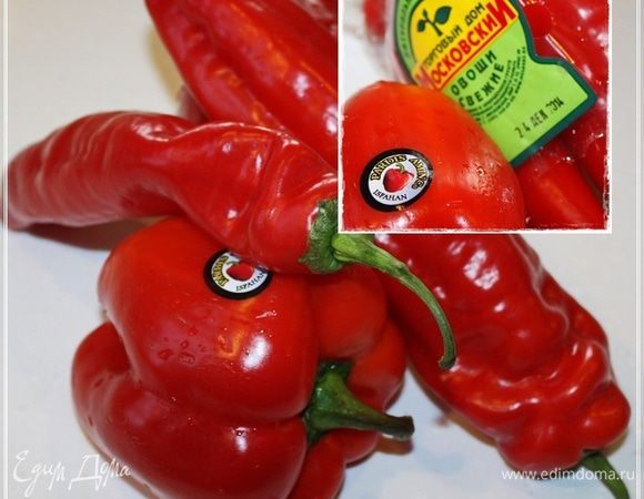 Теперь перцы. Сладкие. Видите, санкции санкциями, а всякие разные в сельпе нашем есть и не так уж дорого стоят.