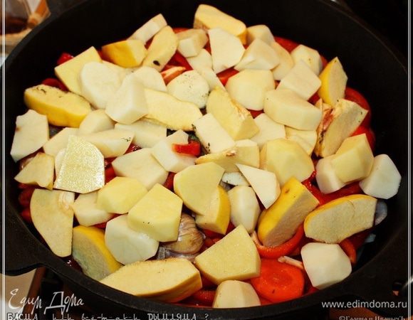 Картошку и айву выкладываем сверху, вперемешку. Я, пользуясь, случаем, напомню, что картошку надо обязательно выкладывать поверх помидоров. В противном случае картошка получится элементарно несъедобной. Не разгрызёте. 
Можно опять-таки сверху присыпать какими-нибудь травками, зирой…, а посолить стоить непременно.
