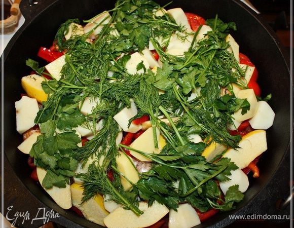 И поверх всего «заряда казана» выкладываем букет зелени. Тут опять…, зависит все от ваших предпочтений и вкуса. Я петрушки с укропом понемногу выложил.