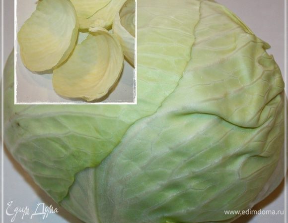 И, наконец, капуста. Можно ее нашинковать, можно нарезать кусками некрупными и уложить до зелени сверху, но нам капуста не нравится в этом виде, поэтому в дело пойдут только верхние, крупные листья.
