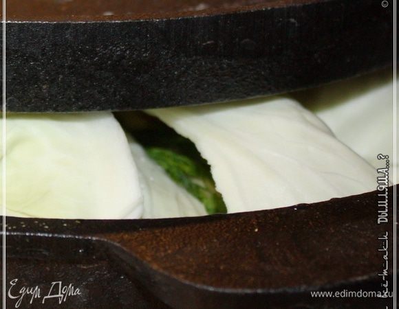 Есть мнение, что потом надо все сверху накрыть блюдом и придавить. Вот, что по этому поводу говорит Сталик: «…Зачем надо придавливать? Это потому, что название этого блюда происходит, как я думаю, от тюркского глагола «Бос», «Босиш» - давить, сжимать. При этом некоторые считают, что для исполнения этого блюда достаточно придавить крышку к казану, а я полагаю, что обязательно надо придавить и продукты – тогда это блюдо получается так, как надо…» 
Я этого не делаю. Но. Крышка казана должна обязательно закрывать казан очень плотно. У меня она очень тяжелая. Поэтому дополнительного груза сверху не требуется.