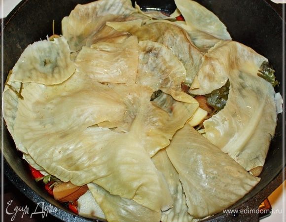 Ну вот. Погуляли себе пару часов (я час сорок держал), пора возвращаться к казану. Снимаем крышку. Аромат, доложу я вам… одурманивающий и заставляющий часто сглатывать слюну.
