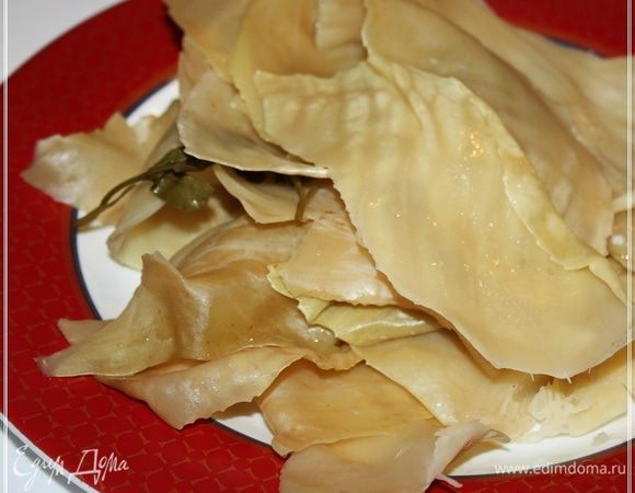 Капуста практически «не пострадала». Не разварилась, не распалась на…, в общем то и вкуса какого-то не приобрела. Мы выбросили. Но можно использовать ее как подкладку для мяса, например. Дело ваше.
