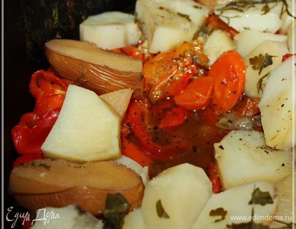 А вот это уже верхний слой овощей. Я не удержался, запустил ложку и попробовал тот самый сок, который в казане образуется. Вкуснотища!!! Чесслово.