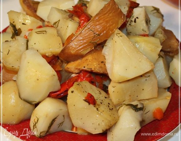 Аккуратно, шумовкой выкладываем картошку и айву на отдельную тарелку. 