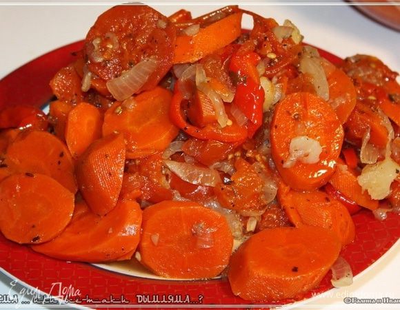 Постарайтесь выгрузить эти овощи очень аккуратно. Оставьте в казане максимум сокобульона. А распаренные, исходящие мясным духом овощи тоже выкладываем на отдельную тарелку.