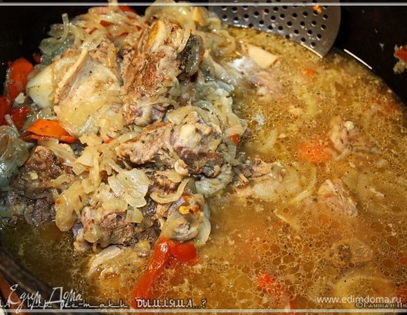 Вот и мясо. Аккуратней с ним. Мясо очень легко отделяется от костей. 