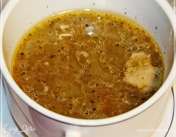 Понимаете, тут что-то совершенно невероятное. Он очень жирный, но в то же время совершенно не тяжелый. Смесь соков мяса и овощей, приправленный ароматами трав и приправ… Это, правда, очень вкусно!
Даже лук…, вроде бы он, как и вареный, но в то же время и печеный и… одним словом, съедается безо всякого морщения лица.
