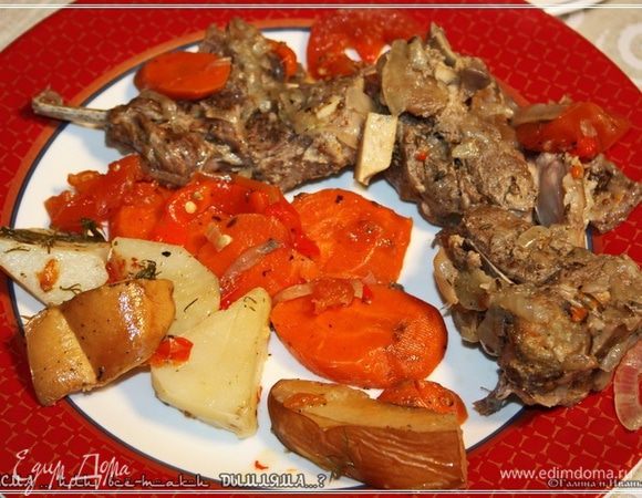 И вот таким образом. На тарелку всего понемногу, или чего того, что нравится больше побольше и плошку бульона. Бульон лучше держать на дежурном фитильке в отдельной кастрюльке. Но он съедается быстро и без остатка. А горячим… в общем, не допускайте остывания.