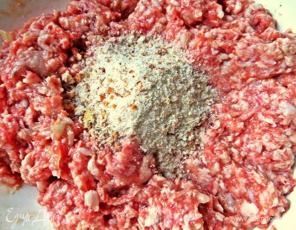 Всыпать сухарей ложку, соль, перец по вкусу.