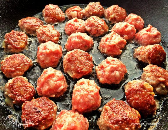 Скатать фрикаделечки размером с орех, слегка обжарить.