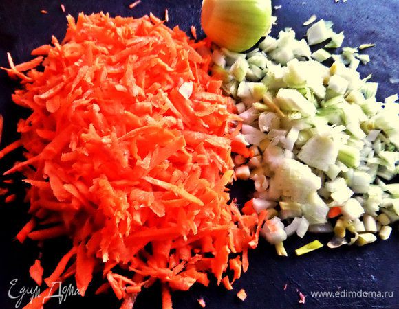 Много моркови натереть крупно, лук измельчить.