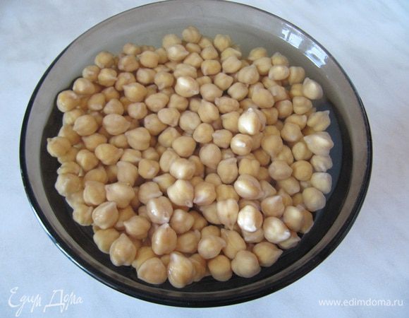 Нут замочить на ночь, сварить до готовности .
Затем очистить его от кожицы, нут немного обсушить, чтобы не был сильно влажным, но и не сухой, а то потом основа сильно крошиться будет.