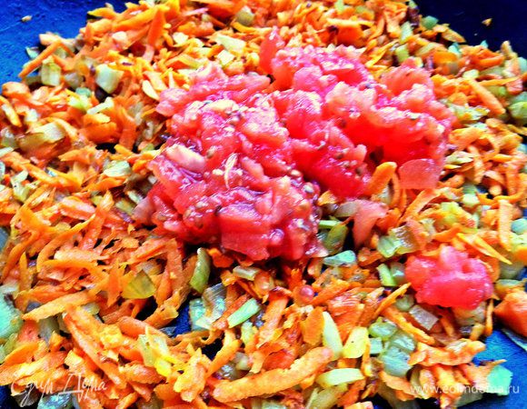 В той же сковороде слегка спассеровать лук и морковь, в конце добавить помидор без кожицы.