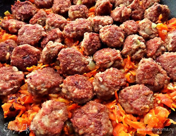 Возвращаем фрикадельки в морковь. Можно переложить в кастрюлю, если места мало.